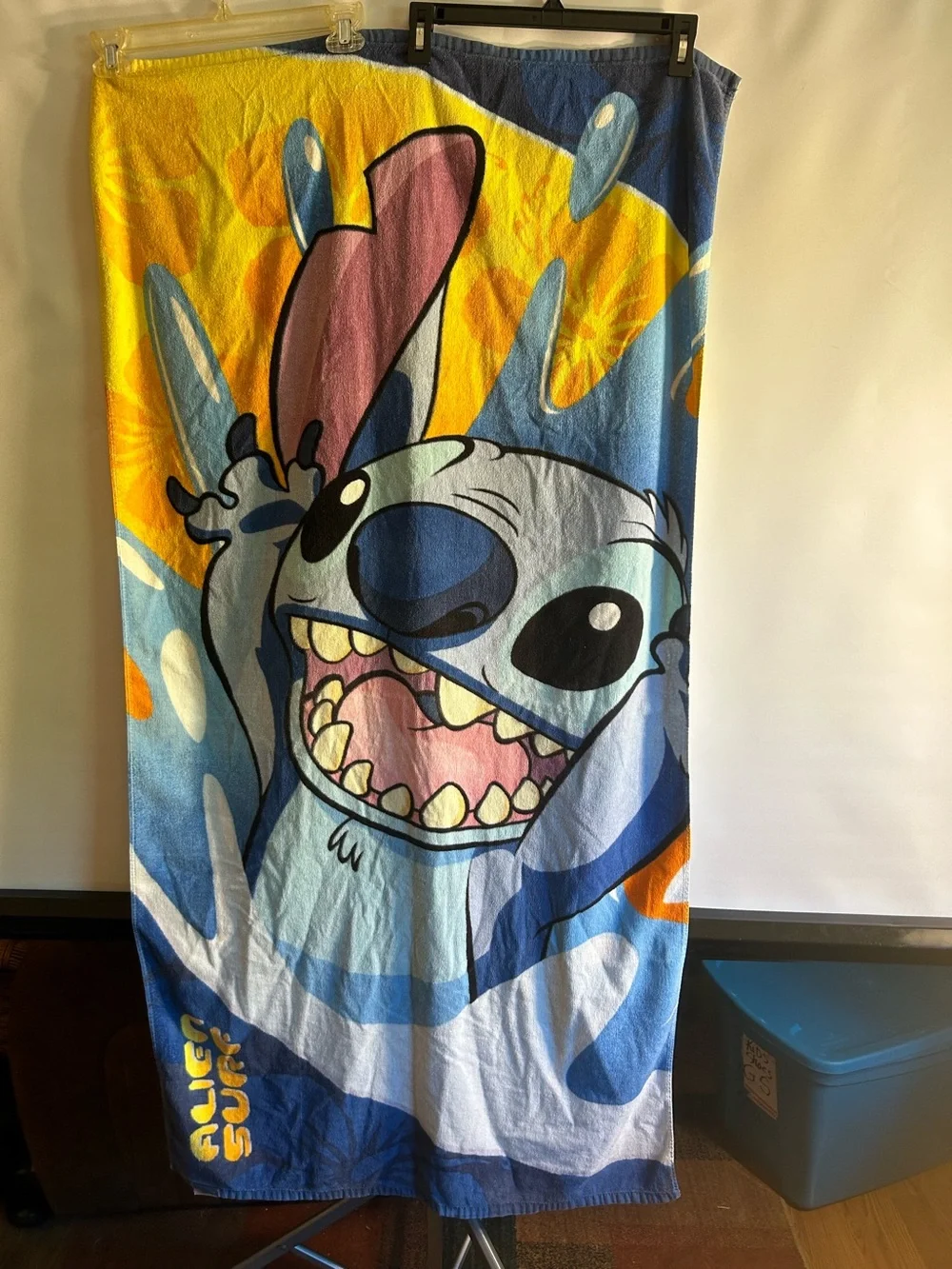 THE DISNEY STORE ALIEN SURF BEACH GRAPHIC STITCH RIDING A SURFBOARD TOWEL